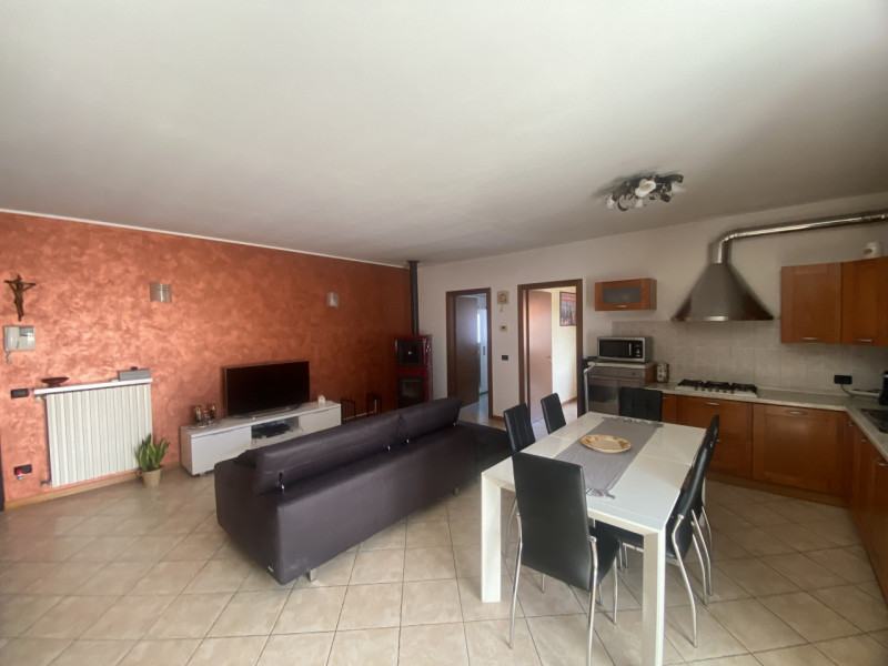 Situato nel centro di Veggiano, proponiamo in vendita un luminoso e spazioso appartamento duplex ...