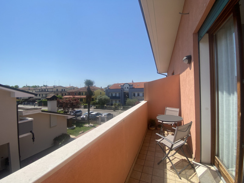 Situato nel centro di Veggiano, proponiamo in vendita un luminoso e spazioso appartamento duplex ...