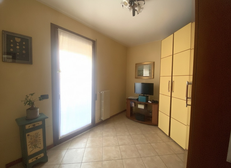 Situato nel centro di Veggiano, proponiamo in vendita un luminoso e spazioso appartamento duplex ...