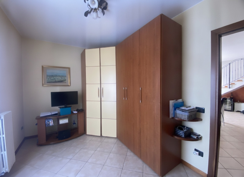 Situato nel centro di Veggiano, proponiamo in vendita un luminoso e spazioso appartamento duplex ...