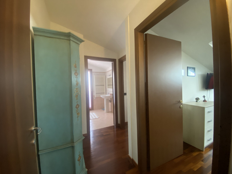 Situato nel centro di Veggiano, proponiamo in vendita un luminoso e spazioso appartamento duplex ...