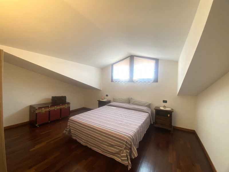 Situato nel centro di Veggiano, proponiamo in vendita un luminoso e spazioso appartamento duplex ...