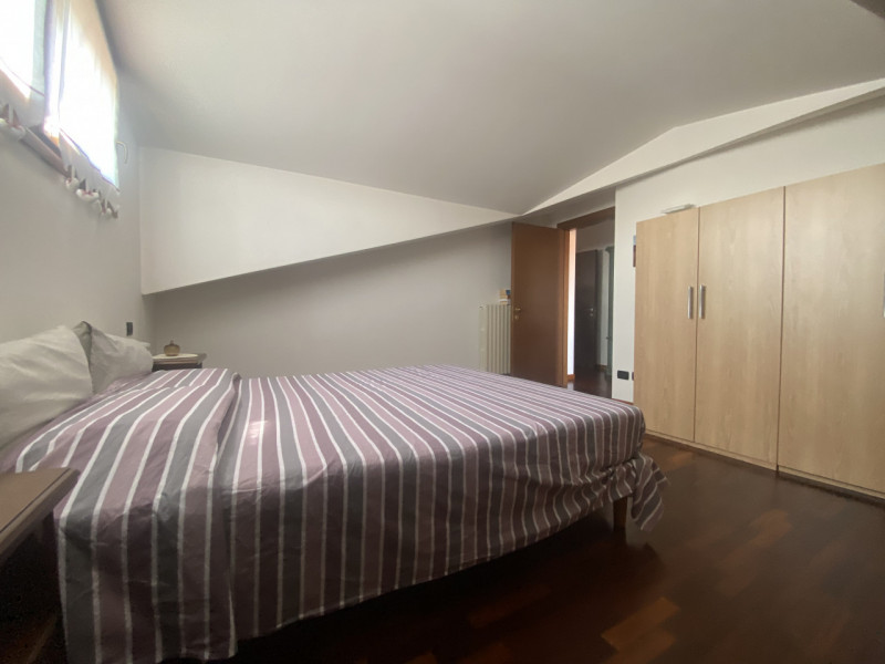 Situato nel centro di Veggiano, proponiamo in vendita un luminoso e spazioso appartamento duplex ...