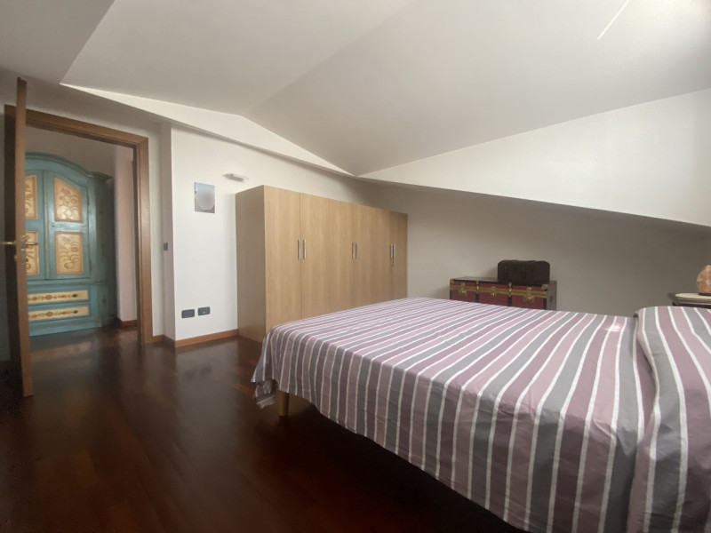 Situato nel centro di Veggiano, proponiamo in vendita un luminoso e spazioso appartamento duplex ...