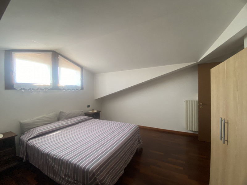 Situato nel centro di Veggiano, proponiamo in vendita un luminoso e spazioso appartamento duplex ...