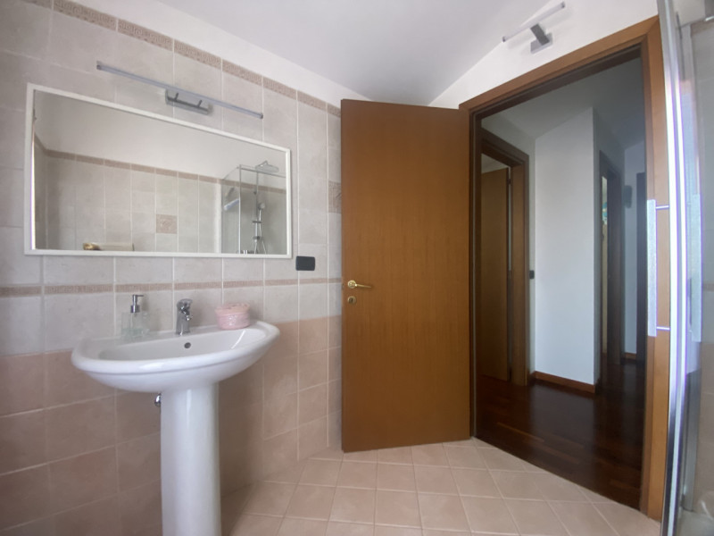 Situato nel centro di Veggiano, proponiamo in vendita un luminoso e spazioso appartamento duplex ...