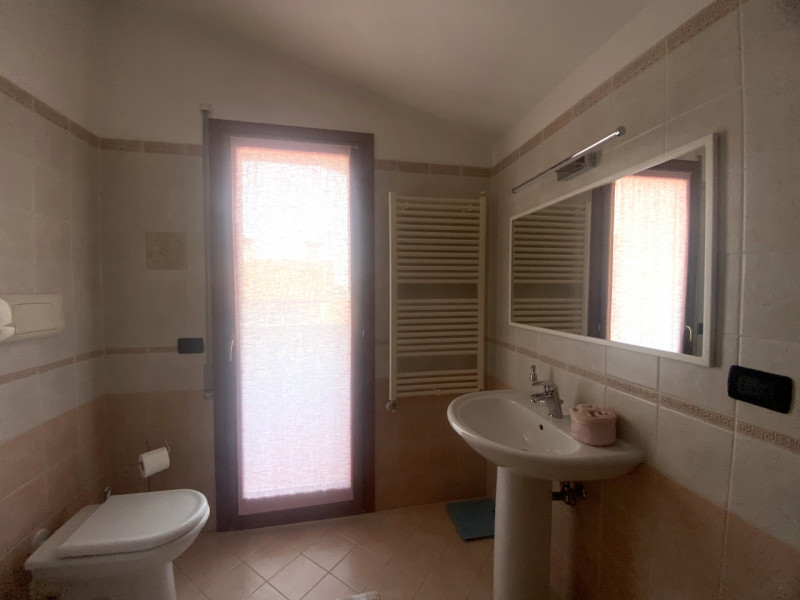Situato nel centro di Veggiano, proponiamo in vendita un luminoso e spazioso appartamento duplex ...