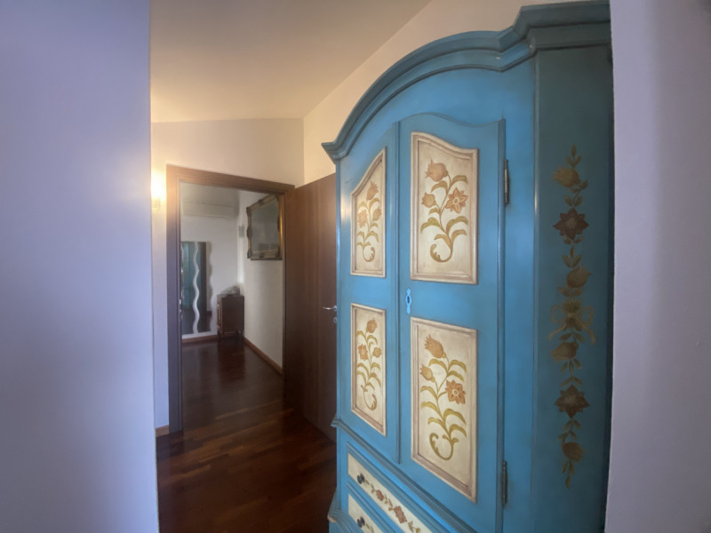 Situato nel centro di Veggiano, proponiamo in vendita un luminoso e spazioso appartamento duplex ...