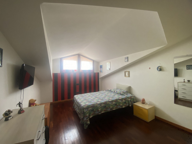 Situato nel centro di Veggiano, proponiamo in vendita un luminoso e spazioso appartamento duplex ...