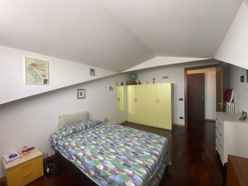 Situato nel centro di Veggiano, proponiamo in vendita un luminoso e spazioso appartamento duplex ...
