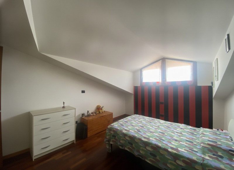 Situato nel centro di Veggiano, proponiamo in vendita un luminoso e spazioso appartamento duplex ...