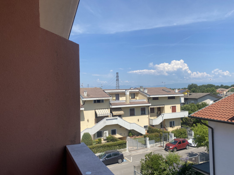 Situato nel centro di Veggiano, proponiamo in vendita un luminoso e spazioso appartamento duplex ...