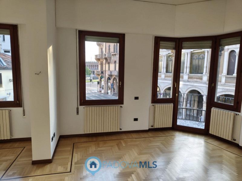 Immobile in esclusiva al Gruppo Padova MLS
Padova, zona Santo: in locazione si propone appartamen...