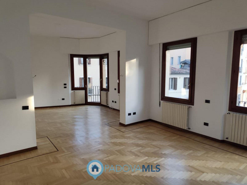 Immobile in esclusiva al Gruppo Padova MLS
Padova, zona Santo: in locazione si propone appartamen...