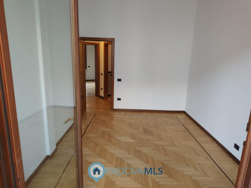 Immobile in esclusiva al Gruppo Padova MLS
Padova, zona Santo: in locazione si propone appartamen...