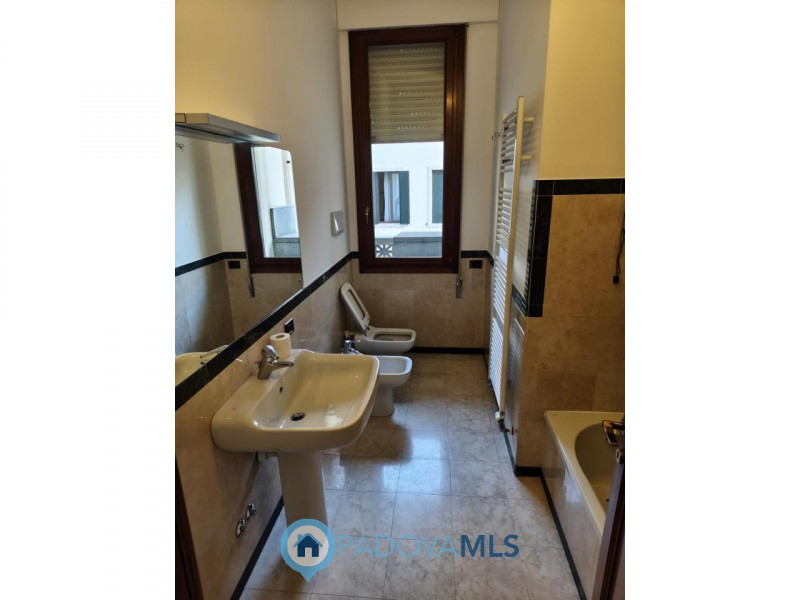 Immobile in esclusiva al Gruppo Padova MLS
Padova, zona Santo: in locazione si propone appartamen...