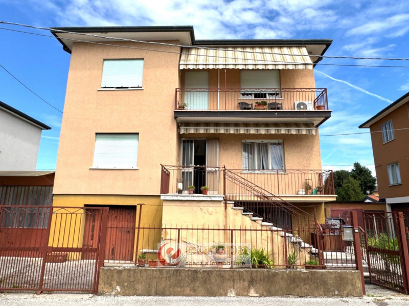 Nel cuore di Bertesinella (VI), zona residenziale tranquilla e comoda ai servizi essenziali e scu...