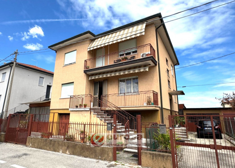 Nel cuore di Bertesinella (VI), zona residenziale tranquilla e comoda ai servizi essenziali e scu...