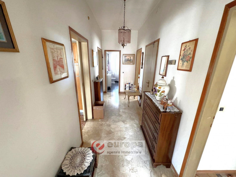 Nel cuore di Bertesinella (VI), zona residenziale tranquilla e comoda ai servizi essenziali e scu...