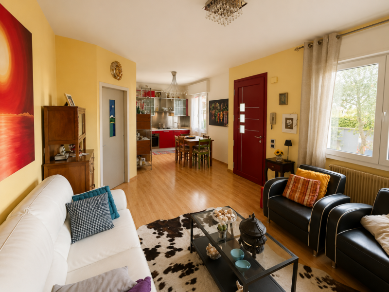 In vendita a Istrana, proponiamo un elegante appartamento di circa 100 mq situato in una zona res...