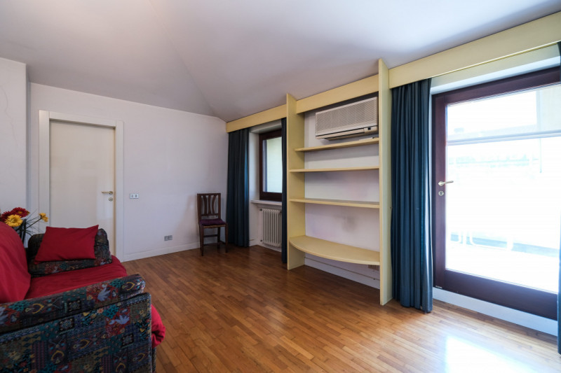 Nel cuore di uno dei quartieri residenziali più apprezzati e tranquilli di Isola Vicentina, propo...