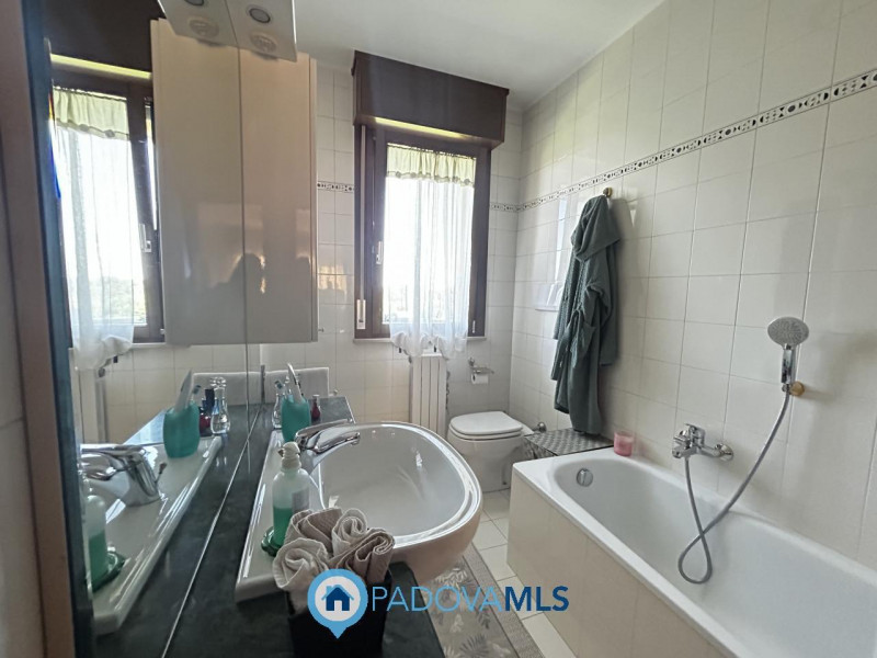 Immobile in esclusiva al Gruppo Padova MLS
VILLATORA DI SAONARA - AMPIO APPARTAMENTO ALL'ULTIMO P...