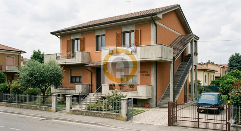 In zona residenziale e strategica, proponiamo in vendita un intero fabbricato indipendente cielo-...