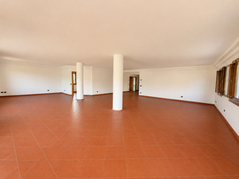 Scoprite questa splendida bifamiliare situata nel cuore di Trevignano, un comune incantevole e tr...