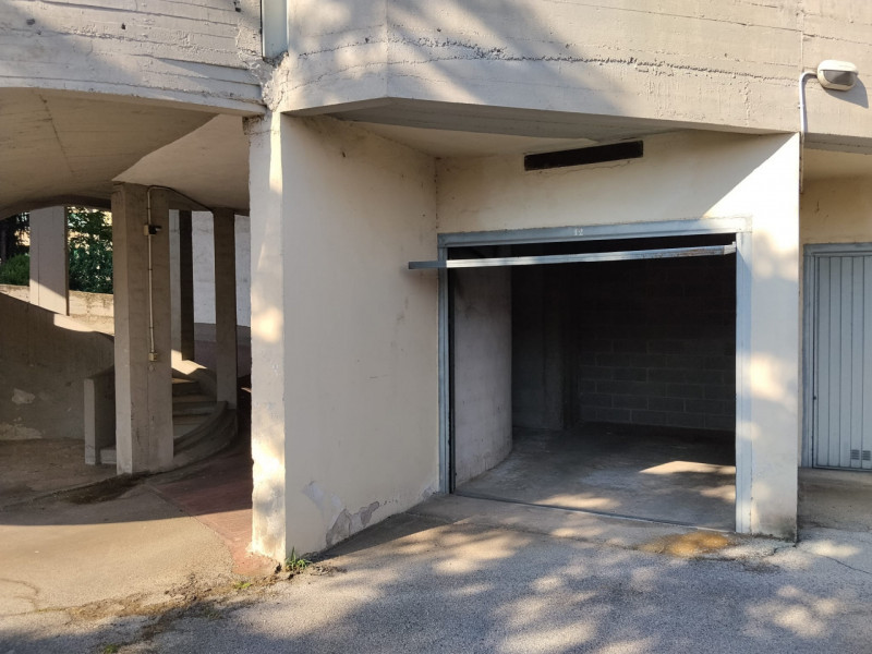 AFFITTASI SPAZIOSO GARAGE SINGOLO A VICENZA OVEST - Rif. 8409
In via Brigata Granatieri di Sardeg...