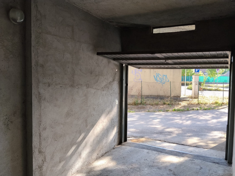 AFFITTASI SPAZIOSO GARAGE SINGOLO A VICENZA OVEST - Rif. 8409
In via Brigata Granatieri di Sardeg...