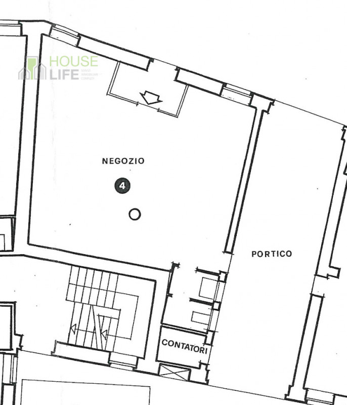 SCHIO - Centro: in posizione comoda al centro, vendesi NEGOZIO-UFFICIO vetrinato, piano terra. Po...