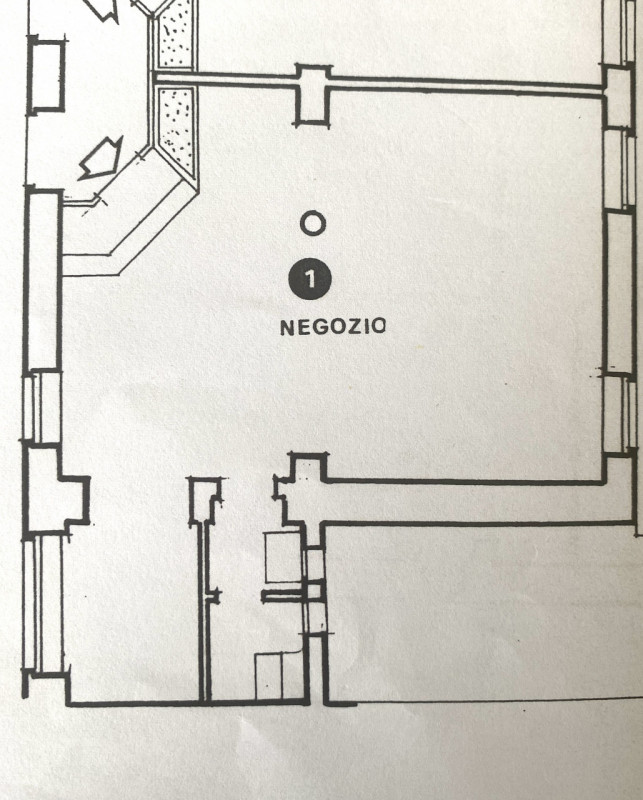 SCHIO - Centro: in posizione comoda al centro, vendesi NEGOZIO-UFFICIO vetrinato, piano terra. Po...