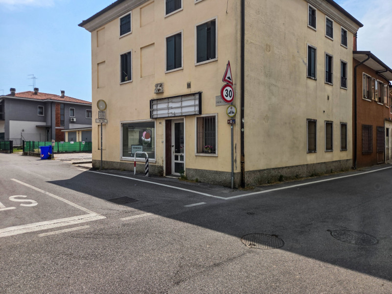 Nel centro della frazione di Polegge, in posizione strategica e ben visibile, a pochi passi dalla...