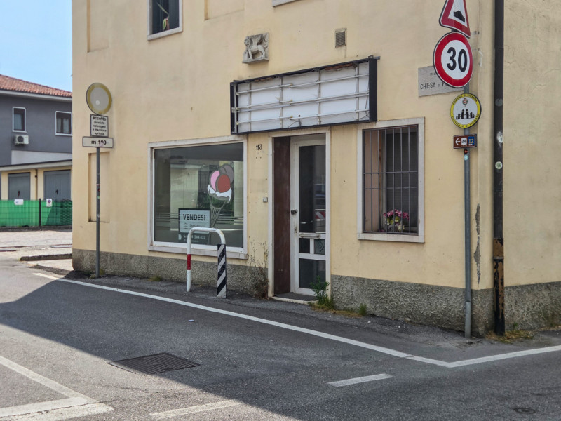 Nel centro della frazione di Polegge, in posizione strategica e ben visibile, a pochi passi dalla...