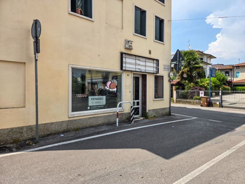 Nel centro della frazione di Polegge, in posizione strategica e ben visibile, a pochi passi dalla...