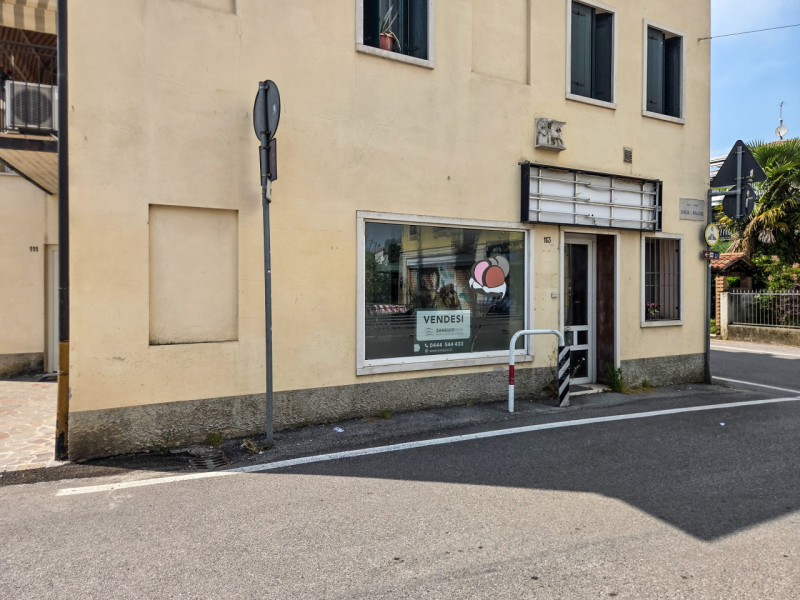 Nel centro della frazione di Polegge, in posizione strategica e ben visibile, a pochi passi dalla...