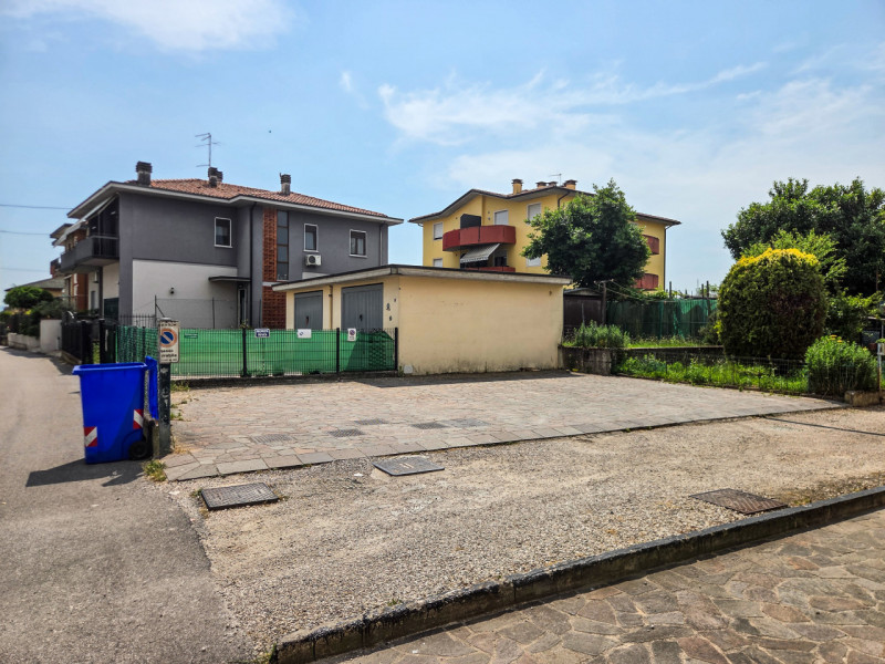 Nel centro della frazione di Polegge, in posizione strategica e ben visibile, a pochi passi dalla...