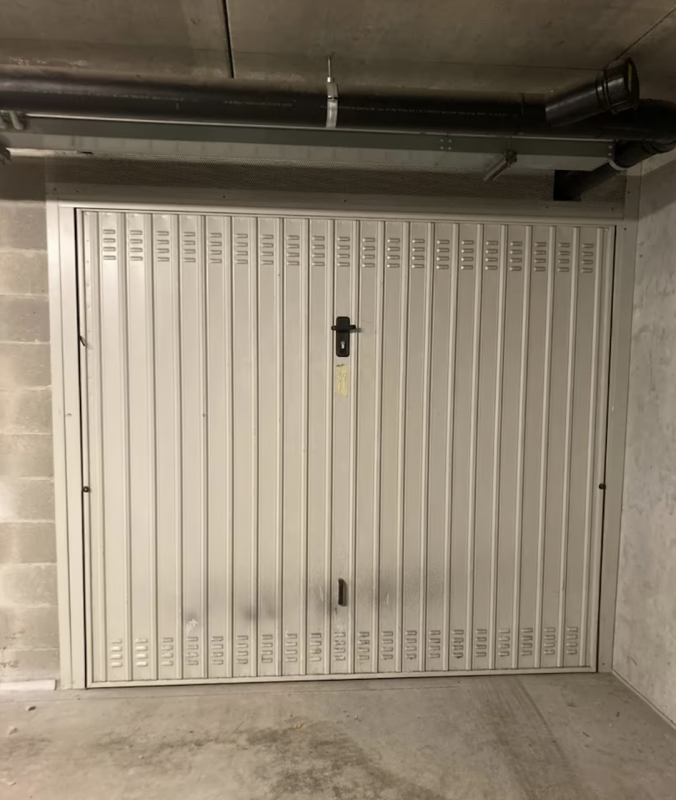 CHIESANUOVA PADOVA 2000  vendese GARAGE  di circa 18 mq. (3,15 larghezza x 5,60 lunghezza) con ba...