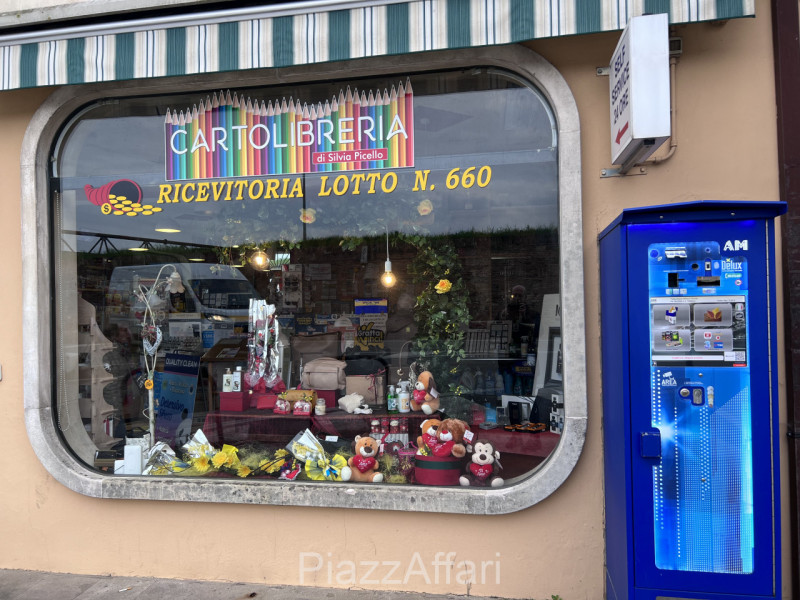 Cedesi su doppia strada di passaggio storica ed avviata tabaccheria - ricevitoria - cartoleria in...