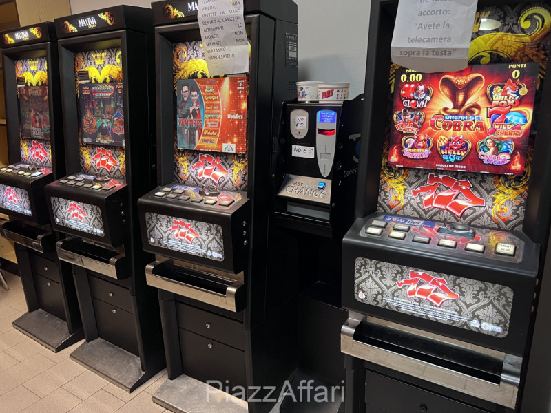 Cedesi su doppia strada di passaggio storica ed avviata tabaccheria - ricevitoria - cartoleria in...