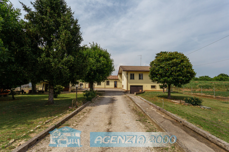 CERCHI UNA CASA DI CAMPAGNA CON AMPIO GIARDINO E MAGAZZINO ??? POCO DISTANTE DAL CENTRO DI ANGUIL...
