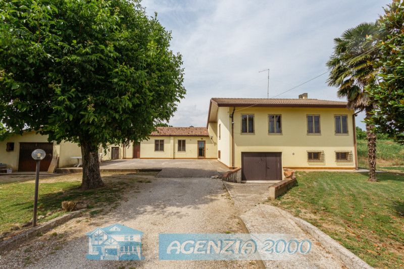 CERCHI UNA CASA DI CAMPAGNA CON AMPIO GIARDINO E MAGAZZINO ??? POCO DISTANTE DAL CENTRO DI ANGUIL...