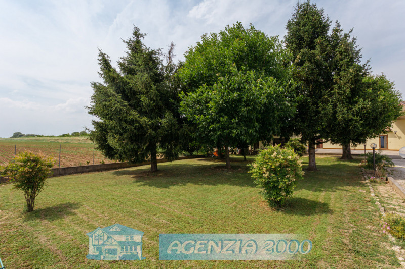 CERCHI UNA CASA DI CAMPAGNA CON AMPIO GIARDINO E MAGAZZINO ??? POCO DISTANTE DAL CENTRO DI ANGUIL...
