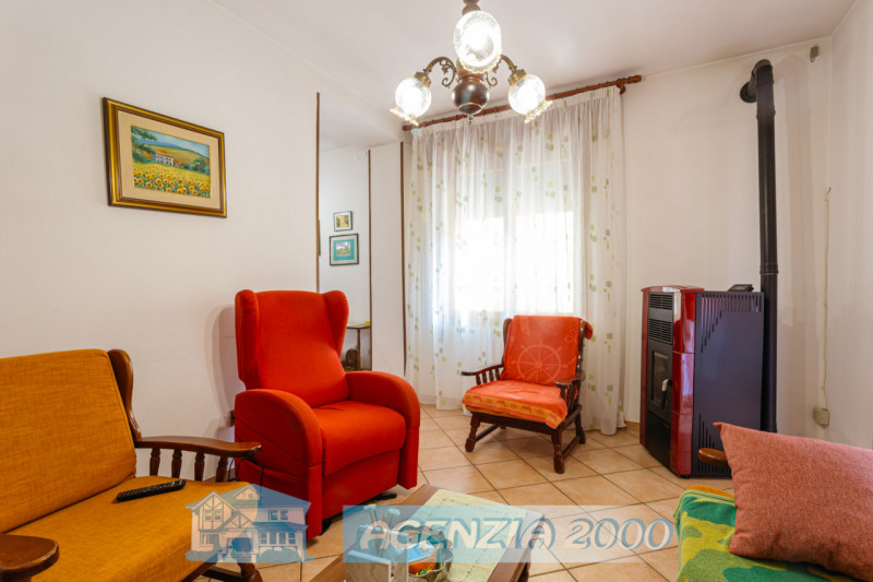 CERCHI UNA CASA DI CAMPAGNA CON AMPIO GIARDINO E MAGAZZINO ??? POCO DISTANTE DAL CENTRO DI ANGUIL...