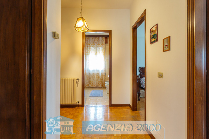 CERCHI UNA CASA DI CAMPAGNA CON AMPIO GIARDINO E MAGAZZINO ??? POCO DISTANTE DAL CENTRO DI ANGUIL...