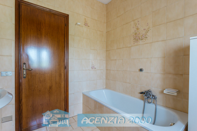 CERCHI UNA CASA DI CAMPAGNA CON AMPIO GIARDINO E MAGAZZINO ??? POCO DISTANTE DAL CENTRO DI ANGUIL...