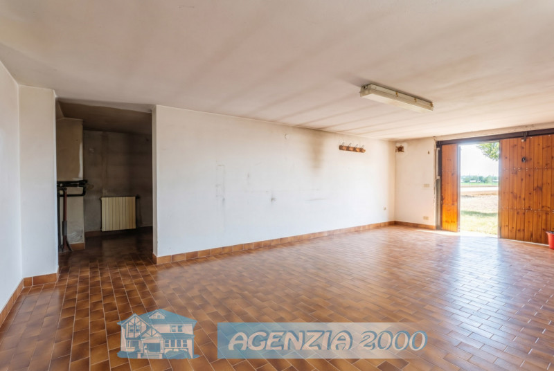 CERCHI UNA CASA DI CAMPAGNA CON AMPIO GIARDINO E MAGAZZINO ??? POCO DISTANTE DAL CENTRO DI ANGUIL...