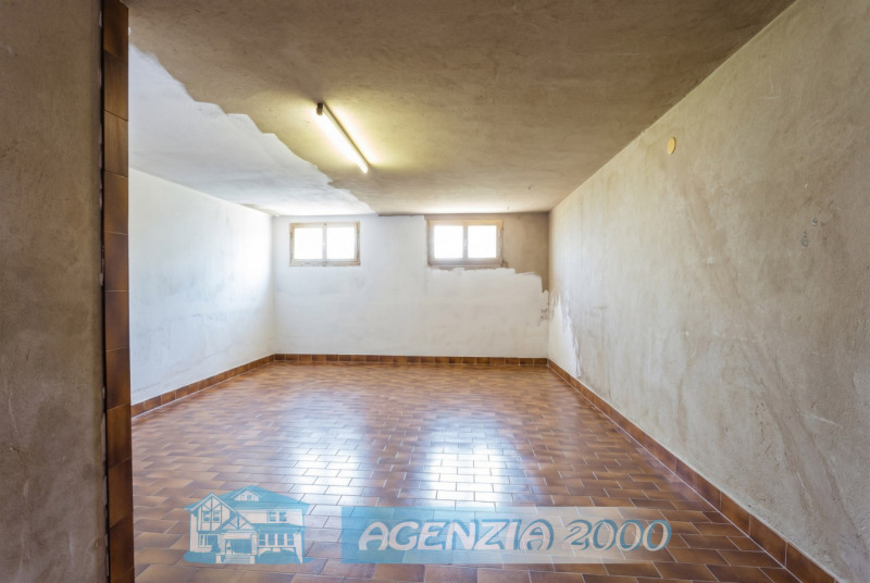 CERCHI UNA CASA DI CAMPAGNA CON AMPIO GIARDINO E MAGAZZINO ??? POCO DISTANTE DAL CENTRO DI ANGUIL...