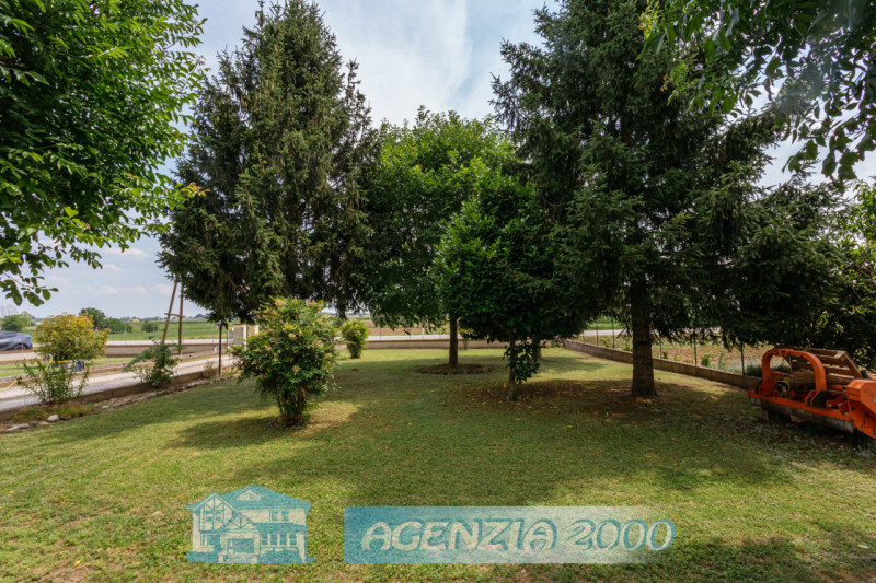 CERCHI UNA CASA DI CAMPAGNA CON AMPIO GIARDINO E MAGAZZINO ??? POCO DISTANTE DAL CENTRO DI ANGUIL...