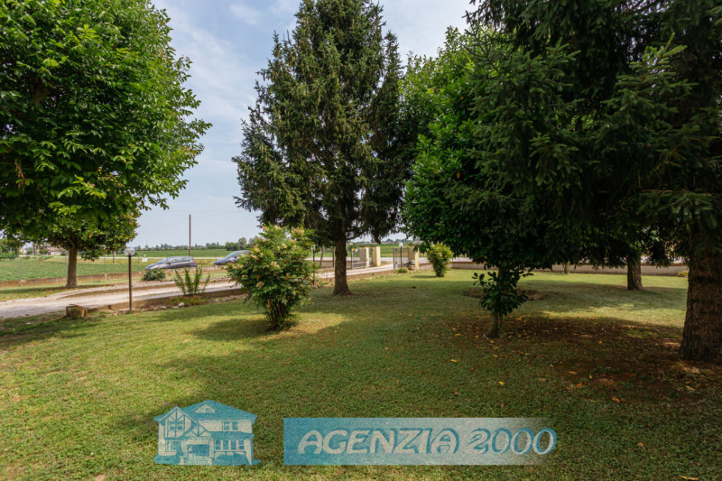 CERCHI UNA CASA DI CAMPAGNA CON AMPIO GIARDINO E MAGAZZINO ??? POCO DISTANTE DAL CENTRO DI ANGUIL...